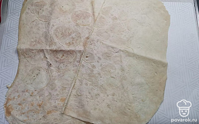 Лаваш разрезать на 3-4 части. 