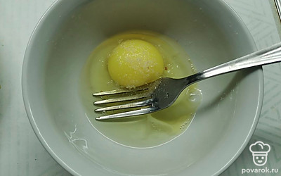 На каждый кусок лаваша использовать по одному яйцу. Яйцо посолить и слегка взбить. 