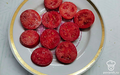 Помидоры нарезать кружочками. У меня были замороженные. 