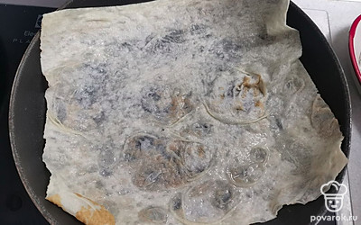 Лаваш окунуть в воду. Сразу выложить на раскаленную сковороду, смазанную сливочным маслом. 