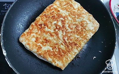 Обжарить лаваш с двух сторон, до румяной корочки. Аналогично приготовить остальные лепешки. 