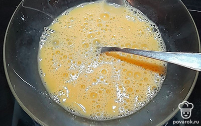 Взбить 2 яйца, посолить немного, добавить молоко.