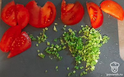 Нарезать полукольцами помидоры. Зеленый лук нашинковать мелко.
