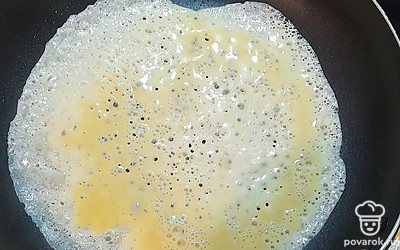 Взбитые яйца вылить на сковородку.