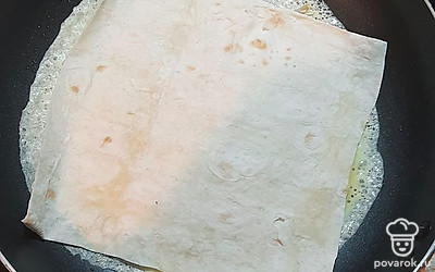 Сверху положить лист лаваша.