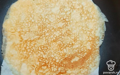 Перевернуть так, чтобы лаваш оказался снизу, а яйцо сверху.