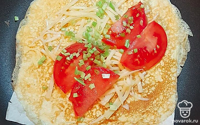 Выложить тертый сыр, зелень, помидоры.