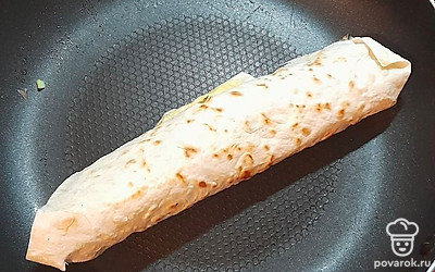 Скрутить в трубочку и обжарить с двух сторон.