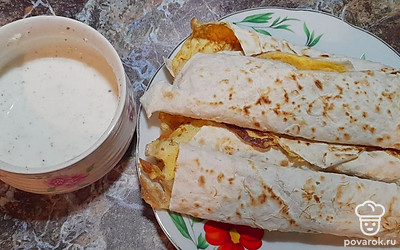 Подавать блюдо к чаю с тузлуком или сметаной.