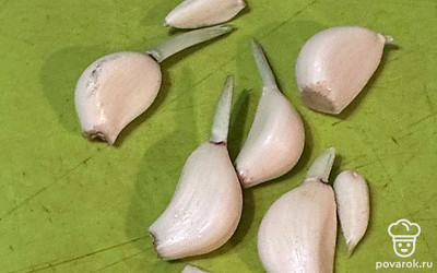 Чеснок очищаем.