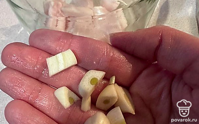 Сверху кладем мелко нарезанный чеснок.