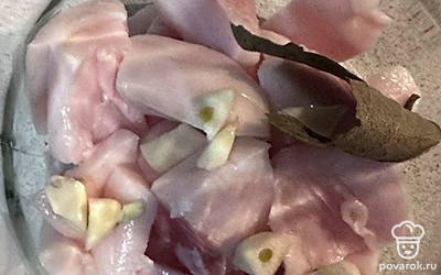 Посыпаем сало специями, очень хорошо и тщательно перемешиваем. Убираем в холодильник на 5 часов.