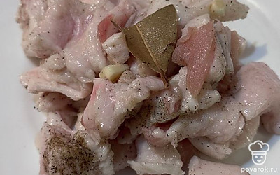 Достаем готовое сало из холодильника. Подаем порционно. Приятного аппетита!