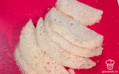 Хлеб нарезаем на тонкие кусочки, убираем корочки.
