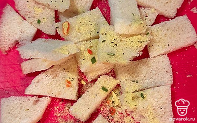 Сухарики посыпаем специями, солим и поливаем растительным маслом. Хорошо перемешиваем.