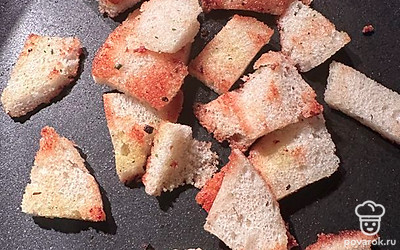 Выкладываем сухарики в сухую сковороду. Жарим на медленном огне, постоянно помешивая, в течение 5 минут до золотистого цвета.