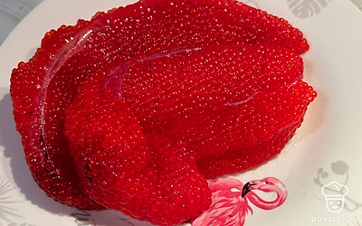 Достаем икру.