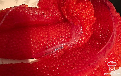 Заливаем ее теплой водой.