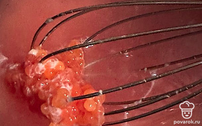 С помощью венчика хорошо перемешиваем икру, чтобы все пленочки от икры оставались на венчике.