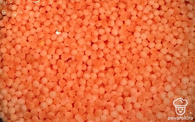 Очищенную от пленочек икру хорошо промываем, несколько раз сливая, холодной водой.