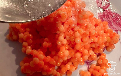 Сливаем воду. Всыпаем сахар и соль. Даем постоять 5 минут.