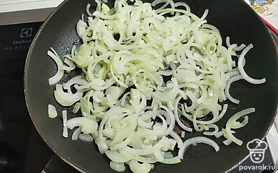 Лку нарезать полукольцами и обжарить на растительном масле до мягкости. 