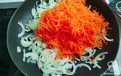 Добавить к луку морковь, натертую на мелкой терке. 