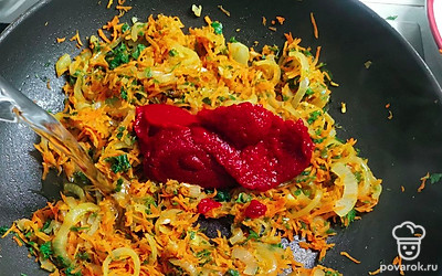 В оставшуюся часть положить томатную пасту и налить немного воды. Потушить еще пару минут. 