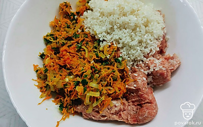 К фаршу добавить промытый рис и отложенную зажарку. Посолить и поперчить по вкусу, хорошо вымесить. Начинка готова. 