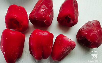 У перцев срезать верхушки и удалить семечки. У меня перцы уже готовые, замороженные. 