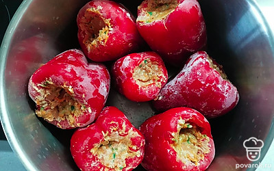 Наполнить перцы начинкой и выложить в кастрюлю вертикально. 