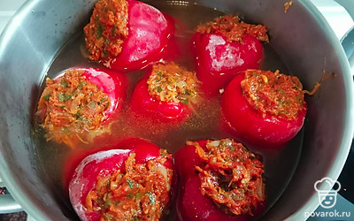 На шапочки перцев положить зажарку. Залить кипятком или бульоном, чтобы овощи почти полностью были погружены в него.