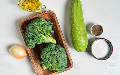 Вымойте овощи и зелень. Снимите шелуху с лука. Подготовьте небольшую кастрюлю.