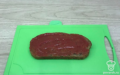 Ломтик хлеба намазать кетчупом.