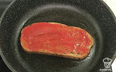 Выложить на сковороду, смазанную маслом.