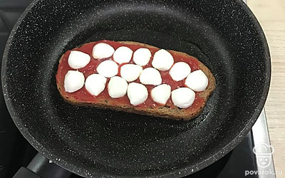 Сверху разложить половинки шариков моцареллы.