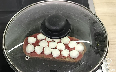 Держать закуску под крышкой до расплавления сыра.