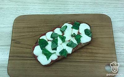 Бутерброд посыпать листьями базилика.