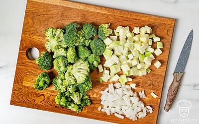 Брокколи разберите на соцветия и промойте под проточной водой. Кабачок очистите от кожицы и нарежьте на кубики. Лук мелко порубите.