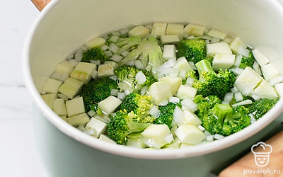 Поместите овощи в кастрюлю, залейте водой примерно на 3/4 высоты и оставь вариться примерно на 15-20 минут. Проверьте овощи вилкой — они должны быть мягкими.
