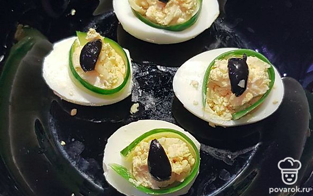 Фаршированные яйца «Глаза дракона» с маслинами и сыром — Рецепт с фото