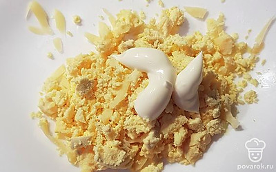 Натираем сыр, желток. Добавляем майонез. 