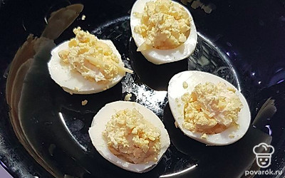 Выкладываем начинку с горкой в белок.