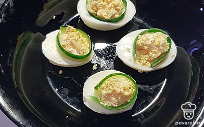 Тонкие полоски огурца выкладываем по кругу начинки. 