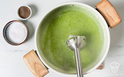 По истечении времени добавьте в кастрюлю соль, перец и масло. Немного подождите, пока суп остынет, а затем измельчите блендером до пюреобразного состояния.