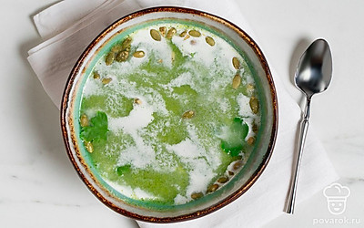 При подаче добавьте семечки, сливки и рубленую зелень.