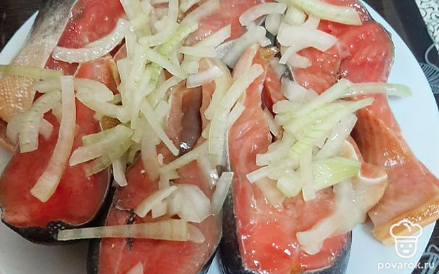 Горбуша слабосоленая с луком — Рецепт с фото