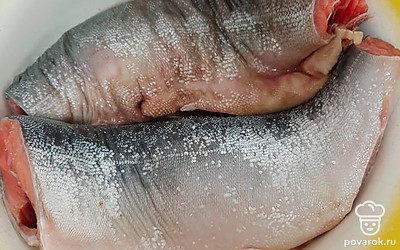 Рыбу чистим внутри, хорошо промываем, удаляем плавники, хвост и голову.