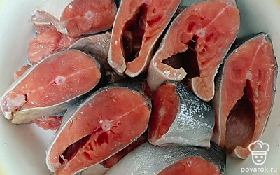 Режем на стейки толщиной 1,5 сантиметра.