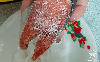 Обильно обмазываем каждый кусок смесью соли и сахара.